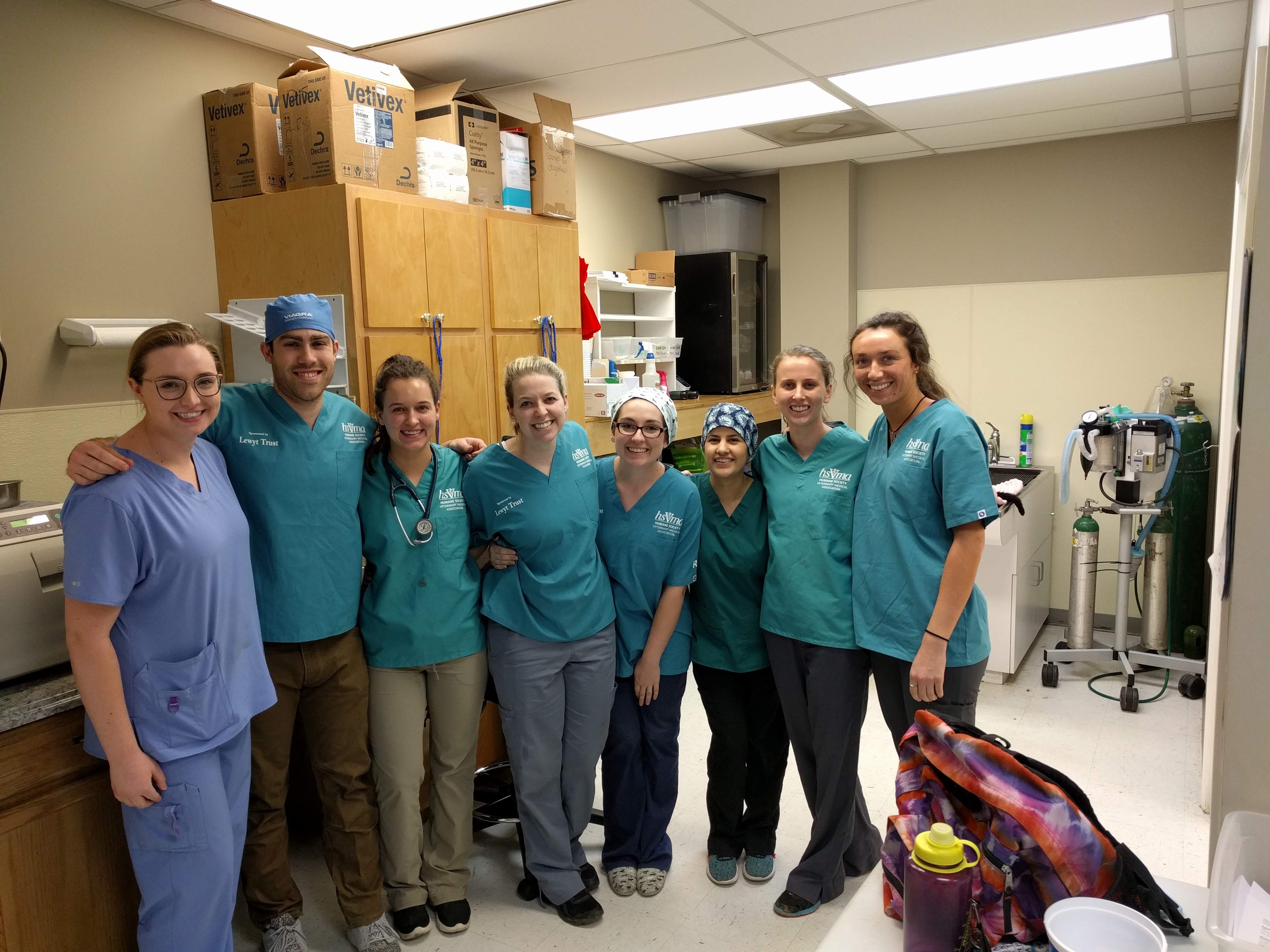 Auburn University vet student volunteers Photo credit: Krista Wood